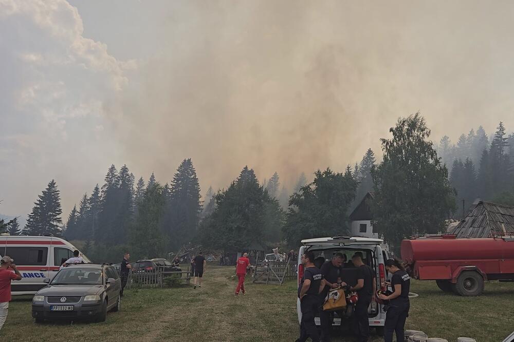 Ugrožene bile 3 kuće i vikendice, izgorelo preko 30 hektara šume! U ovom delu Srbije i dalje vanredna situacija