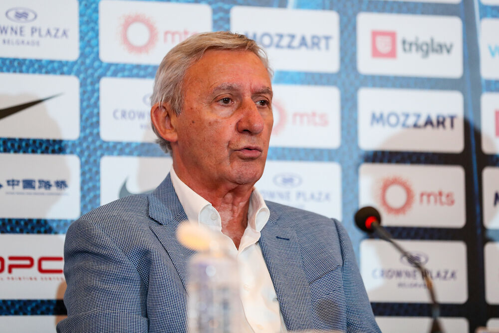 Obraćanje selektora Svetislava Pešića