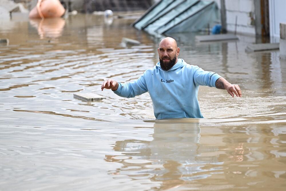APOKALIPSA U KOMŠILUKU, BROJE SE MRTVI! Nabujala Bistrica, voda nosi kuće, sve uništeno, ljudi očajni plaču! (FOTO)