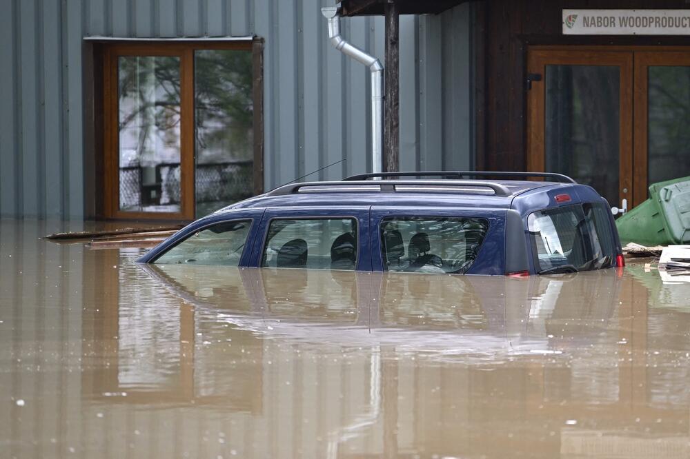 Komšije na mukama, novi olujni front se nadvio nad Rumunijom: Ima mrtvih, kiša i grad ne prestaju da padaju! (FOTO)
