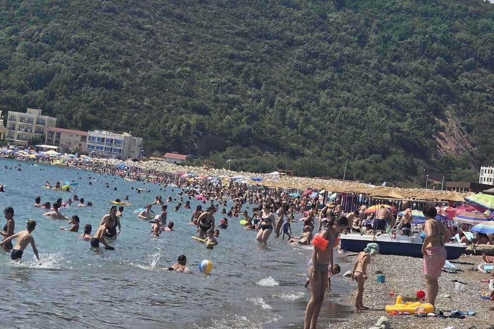 Na jednoj plaži u Crnoj Gori nema gde šibica da padne: Cene i te kako i dalje privlače turiste (FOTO)
