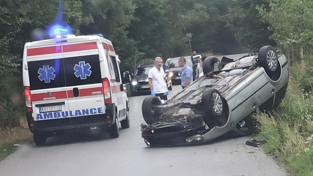 Vozač teško povređen u prevrtanju automobila kod Kraljeva: Automobil završio na krovu potpuno slupan (FOTO)