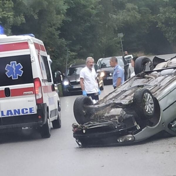 Teška nesreća kod Vršca, sumnja se da IMA MRTVIH: Automobil udario u drvo (VIDEO)