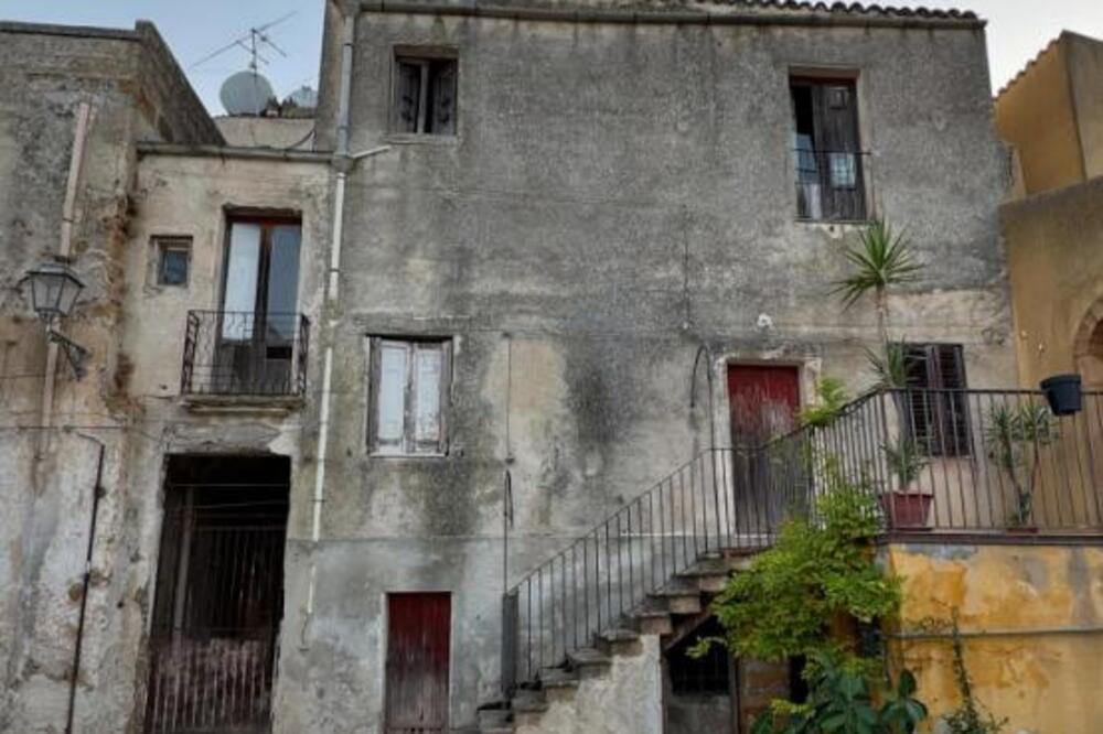 Kupila kuću na Siciliji za 1 evro, pa... Kad vidite šta je napravila od nje, vilica će vam ljosnuti do poda! (FOTO)