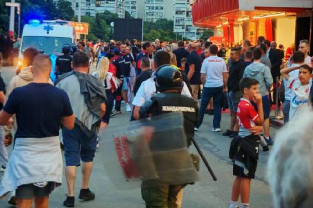 Haos kod Marakane: Žestok sukob navijača Zvezde i policije!