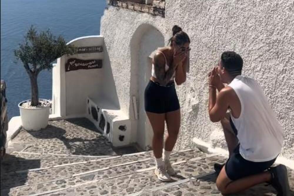 Mladić kleknuo da zaprosi devojku, a onda su naišli oni: 13 miliona ljudi plače od smeha! (VIDEO)