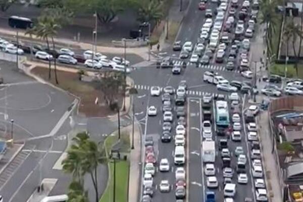 KOLAPS NA HAVAJIMA! Hiljade vozila stoje u mestu, ljudi beže od CUNAMIJA, kivni na OPRU VINFRI, "otvori nam put"!