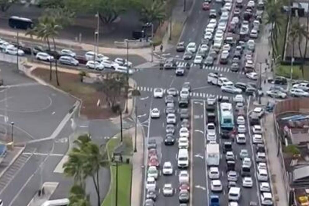 KOLAPS NA HAVAJIMA! Hiljade vozila stoje u mestu, ljudi beže od CUNAMIJA, kivni na OPRU VINFRI, "otvori nam put"!