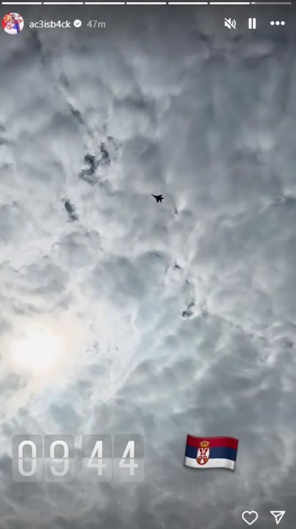 Borbeni avion na nebu iznad Srbije