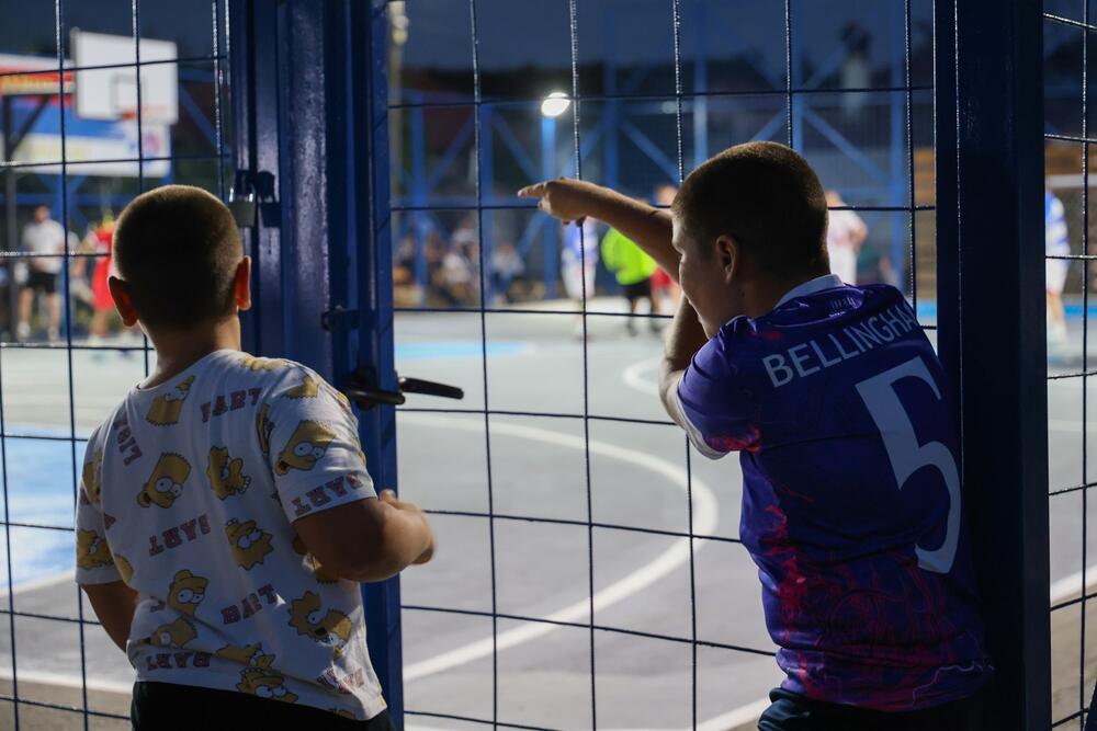Arno Gujon: Napravili smo novi sportski teren za decu iz enklava! (FOTO)