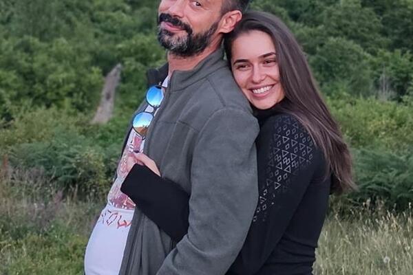 ŽENA MILANA VASIĆA SE KRIJE OD JAVNOSTI, A SAD ISCURILA PRIVATNA FOTKA! Sve su snimali kamerom