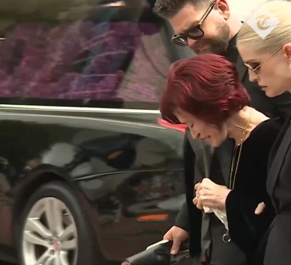 UDOVICU DRŽE DA NE PADNE, RIDA OD BOLA: Najpotresniji snimak sa sahrane Ozija Ozborna