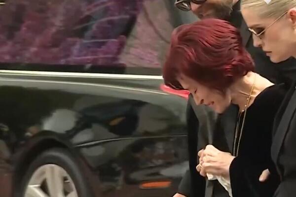 USRED SAHRANE POJAVILA SE ONA! Pola sveta nije znala da POSTOJI, vlastita krv je ISKULIRALA, a ona...