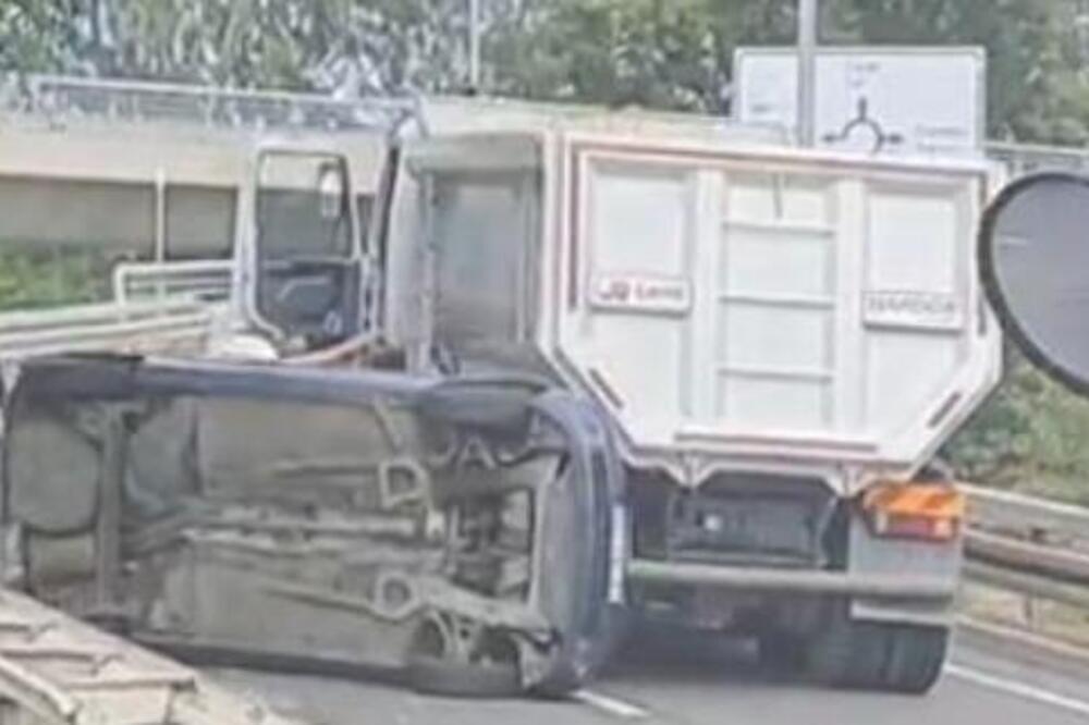 Automobil završio na boku naslonjen na kamion! Blokiran saobraćaj na ovom mostu posle udesa (FOTO)