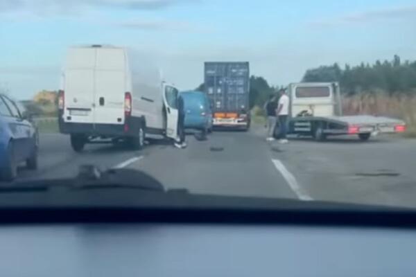Saobraćajna nesreća na ulazu u Beograd: Sudarila se dva kombija, srča na sve strane! (FOTO)