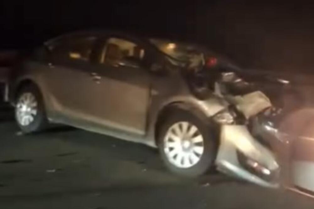 Strašna nesreća na auto-putu: Vozilo potpuno uništeno, stvaraju se zastoji! (VIDEO)