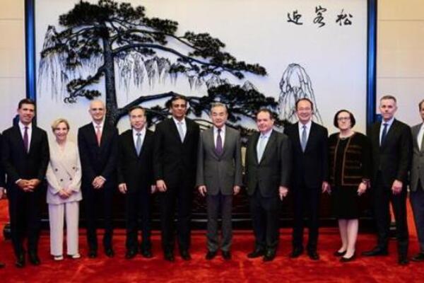 Vang Ji za uspostavljanje više kanala dijaloga Kine i SAD