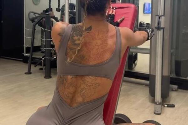 "Čučnula sam i osetila da se nešto POMERA i VISI": Ženi otpala OVA STVAR u teretani, ljudi u šoku