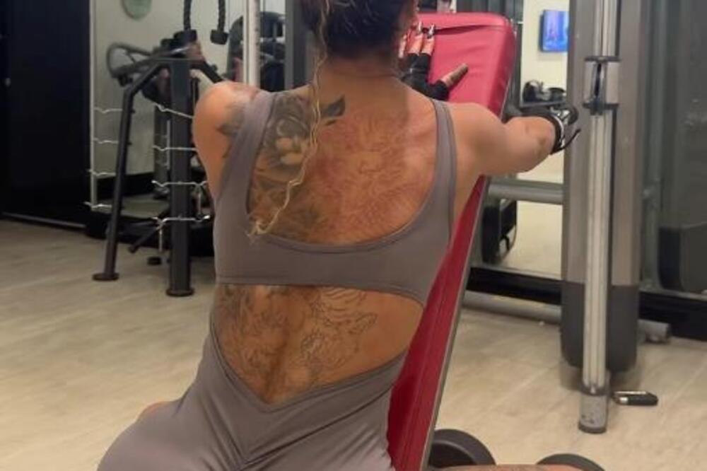 "Čučnula sam i osetila da se nešto POMERA i VISI": Ženi otpala OVA STVAR u teretani, ljudi u šoku