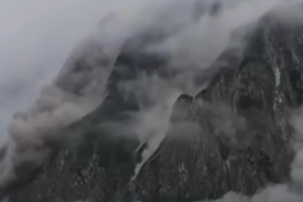 Zastrašujući snimak zemljotresa na Kamčatki: Kamenje podiže okean, talasi prekrili obalu, a magla se samo spustila!