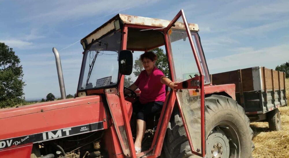 Jelena Mitrović vozi traktor