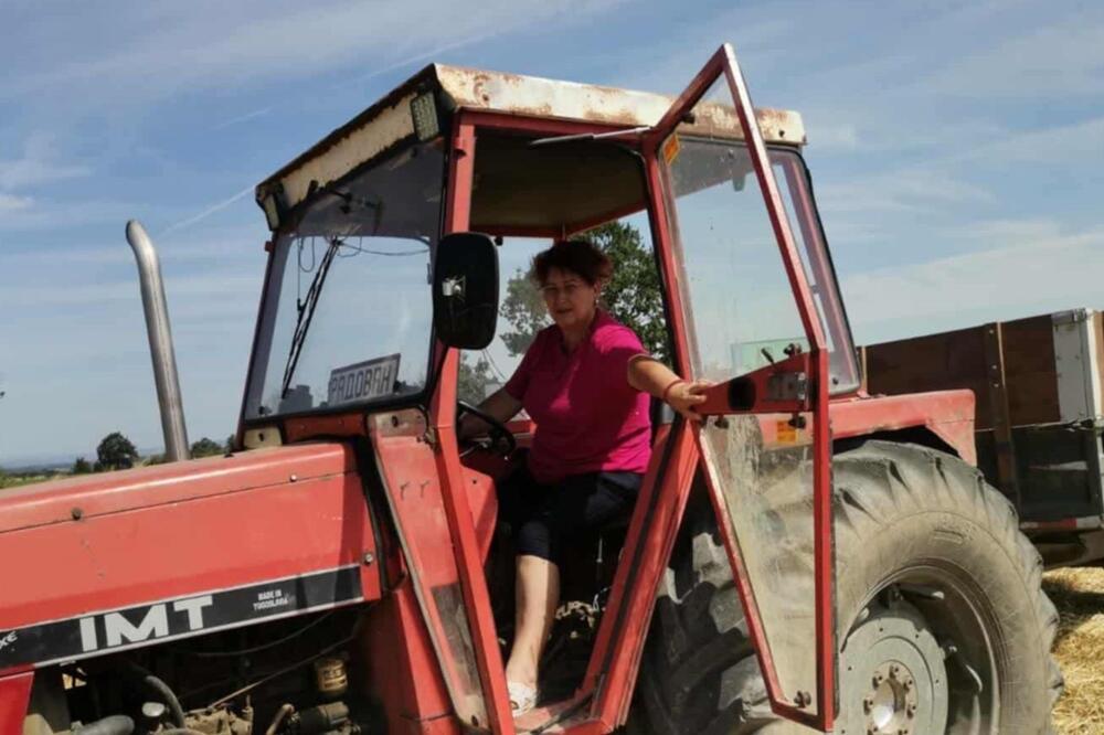 Jelena (47) i njen suprug krenuli sa tri, sada u štali 30 krava: Žena je zmaj - i vozi traktor, ali i otvara kapiju