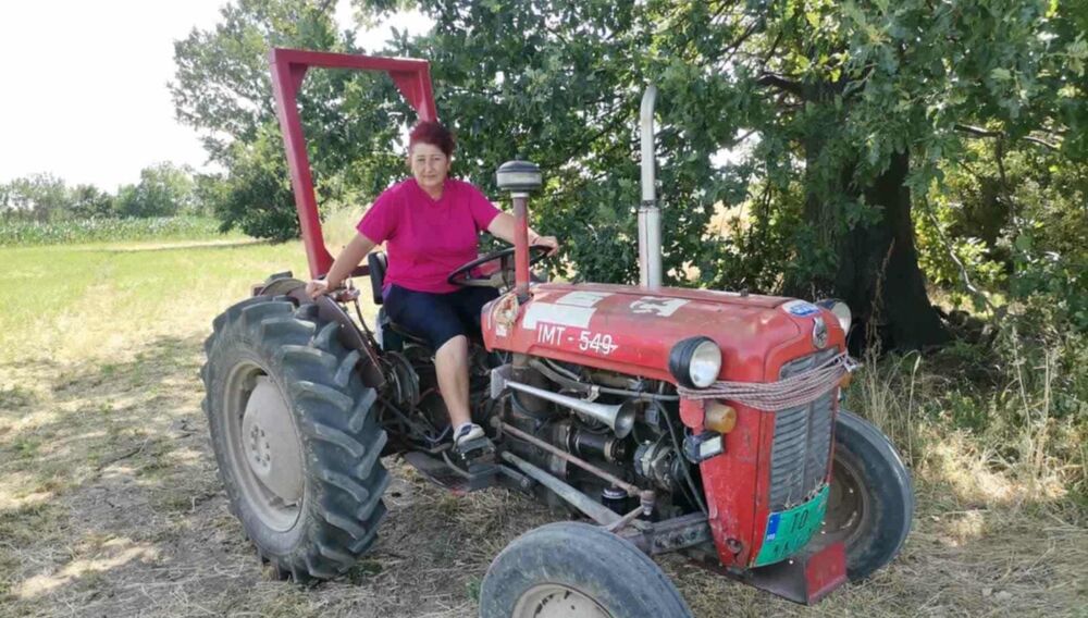 Jelena Mitrović vozi traktor