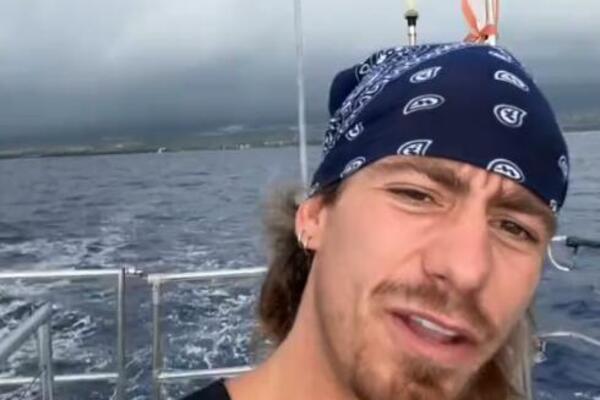 KAKO SE SAMO USUDIO? Umesto da beži glavom bez obzira, ovaj mladić je zaplovio PRAVO KA CUNAMIJU! (VIDEO)