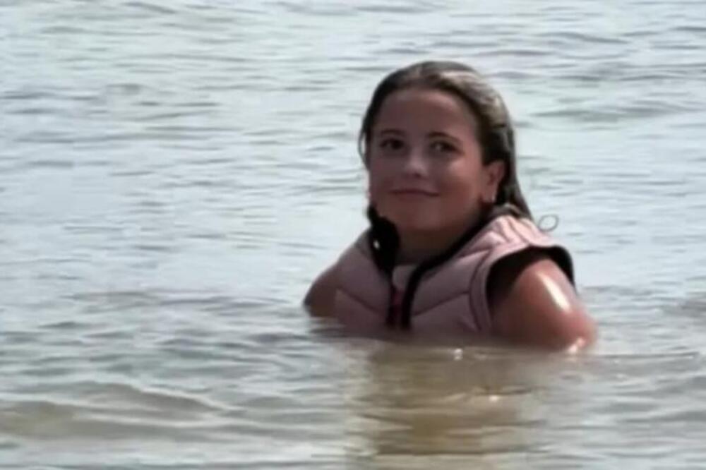 12-godišnja devojčica uživala u vodi, a onda se pojavio predator! Njena reakcija će vas oduvati, ovo je nerealno!