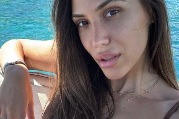 Šta to rade Stefan Karić i Osmanova snajka na jahti? Osvanula privatna fotka, digla nogu pa mu...