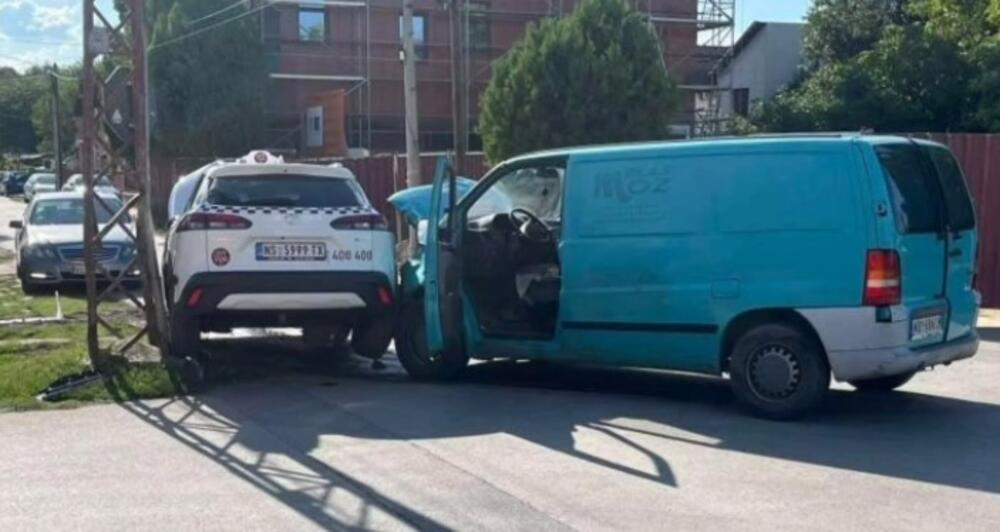 V Novem Sadu trčili taksi in kombi zaradi neupoštevanja znaka »stop«