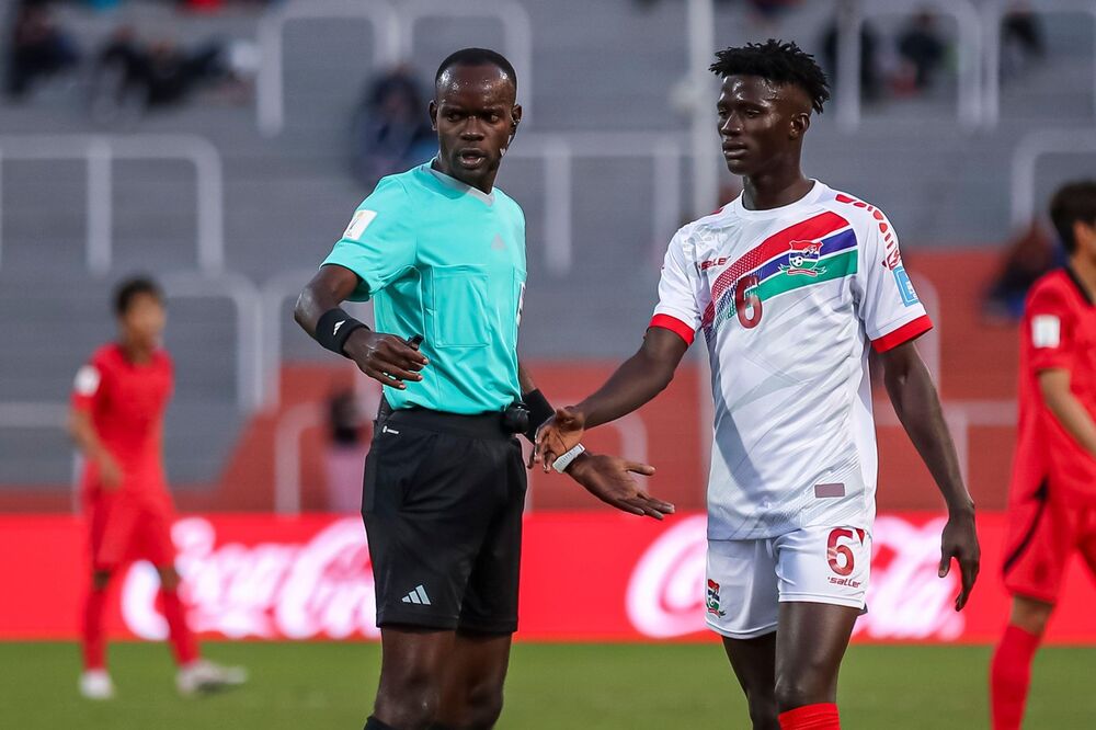 Mahmudu Bajo (desno) u dresu Gambije