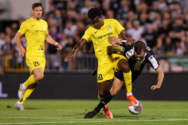 Udarac glavom u potiljak, jedan šamar... Nemoć i nesportski potezi fudbalera Oleksandrije! (Video)