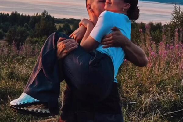 POZNATNI ESTRADNI PAR ZALJUBLJEN DO UŠIJU I DALJE: U moru razvoda, opstaju i uživaju u ljubavi sa troje dece! FOTO