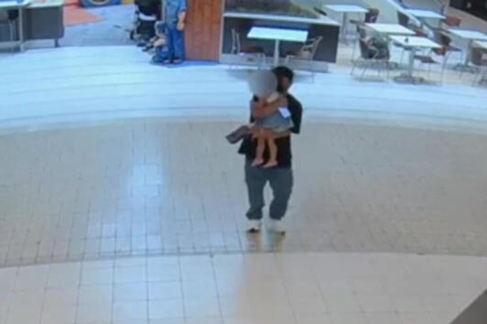 Kamere snimile manijaka kako otima trogodišnju devojčicu: Čekao je da uradi ovo, a onda ju je samo... (VIDEO)