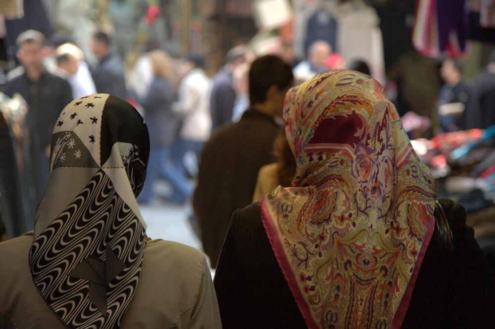 Ovo je NAJJEZIVIJI MUSLIMANSKI OBIČAJ, a važi samo za UDATE ŽENE! Ovako pokazuju POSLUŠNOST muževima, HOROR!