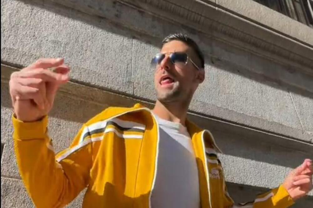 NOVAK IGRA, POZIRA, PRAVI GRIMASE, I SVE TO SA NOVOM FRIZUROM! Nismo ga videli ovakvog jako dugo ! (VIDEO)