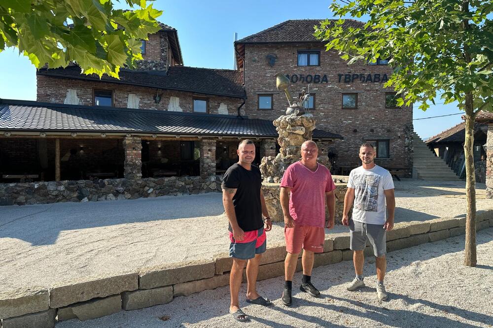 Glođevići u Mršincima izgradili ni manje ni više nego pravu - tvrđavu: 10 godina radili i ostvarili svoj san (FOTO)