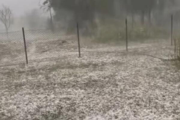 Snažno nevreme počelo u Srbiji: Jak grad tuče u ovom delu zemlje, sve se zabelelo, evo šta nas tek čeka! (VIDEO)
