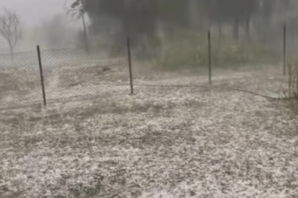 Snažno nevreme počelo u Srbiji: Jak grad tuče u ovom delu zemlje, sve se zabelelo, evo šta nas tek čeka! (VIDEO)