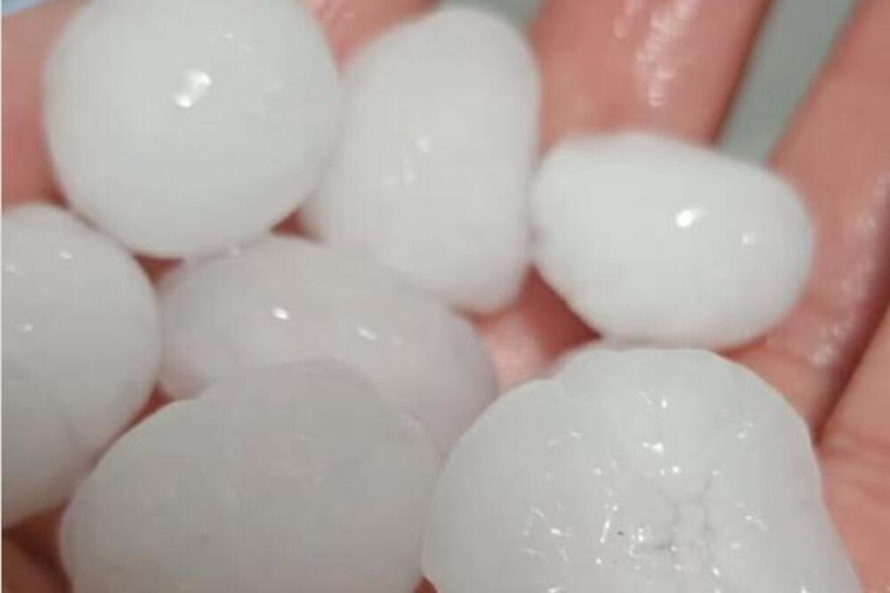 Obrenovac pobeleo od grada, kugle veličine loptice za ping-pong: Nevreme udarilo, RHMZ niže upozorenja (FOTO)