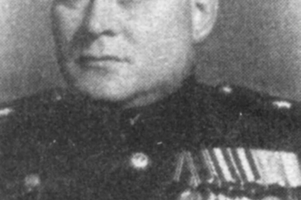 DOBRO POGLEDAJTE OVO DEBELJUŠKASTO LICE! Iza njega se krije...