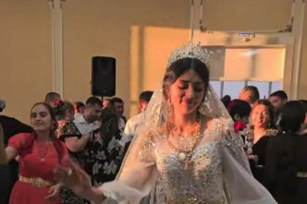 "DA LI ZNA DA SUTRA IMA ČASOVE?" Rada pozirala OKOVANA ZLATOM, a kad se pojavio mladoženja SVI POPADALI SA STOLICA!