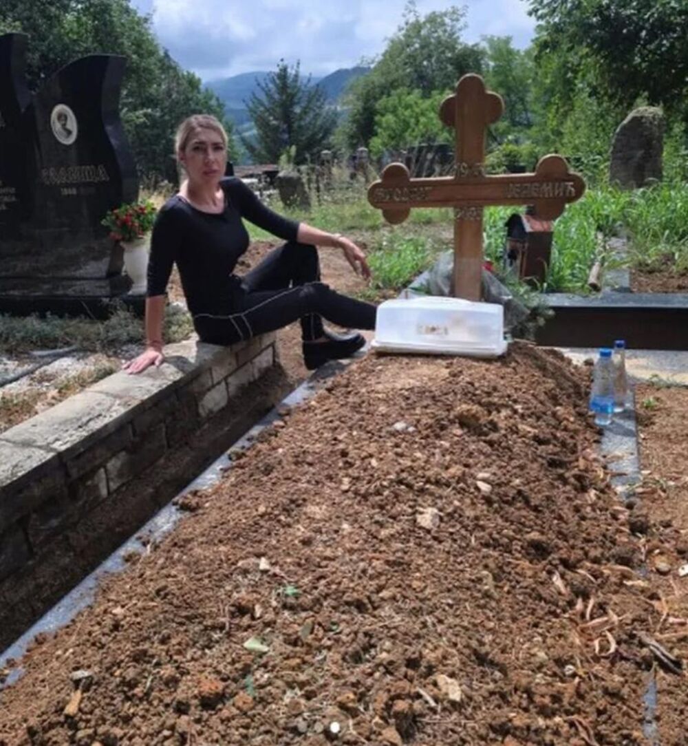 Jovana na očevom grobu