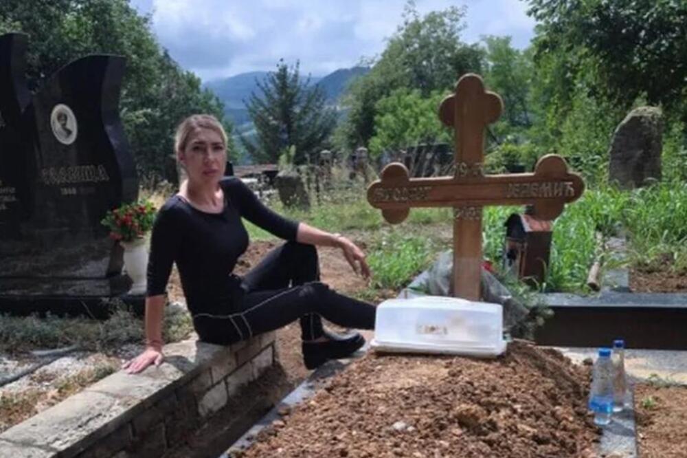 JOVANA JEREMIĆ POZIRA NAD OČEVIM GROBOM! Slike obišle Srbiju, digla noge na ZEMLJU, pa...