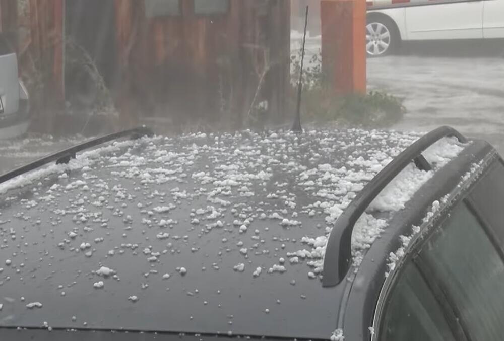 Grad veličine oraha lomio automobile, oluja tutnjala, kiša pljuštala! Nepogode samo što nisu stigle u Srbiju