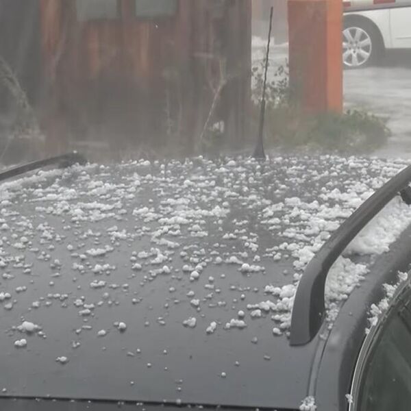 Grad veličine oraha lomio automobile, oluja tutnjala, kiša pljuštala! Nepogode samo što nisu stigle u Srbiju