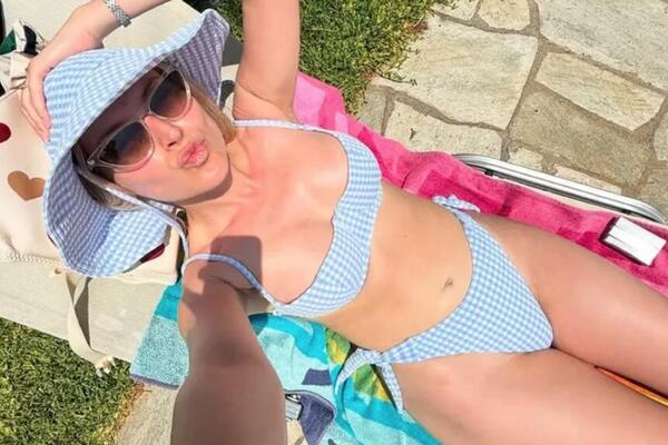 Kad se Anđa skine, mnogo mlađe devojke se obuku! Srpkinja raspalila maštu u bikiniju - 1 stvar ZAKUCAVA SRBE