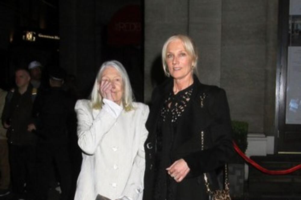 Na sahranu ćerke Nataše došla sva u belom, svi ostali zatečeni! Kad su čuli RAZLOG, i nebo je plakalo