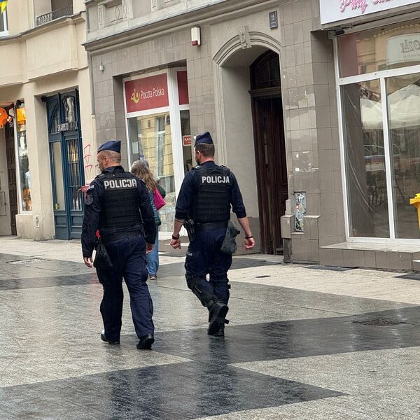 Zabava mogla pilota da košta života: Dečak (9) uperio laser ka avionu, umelo nije oslepeo! (VIDEO)